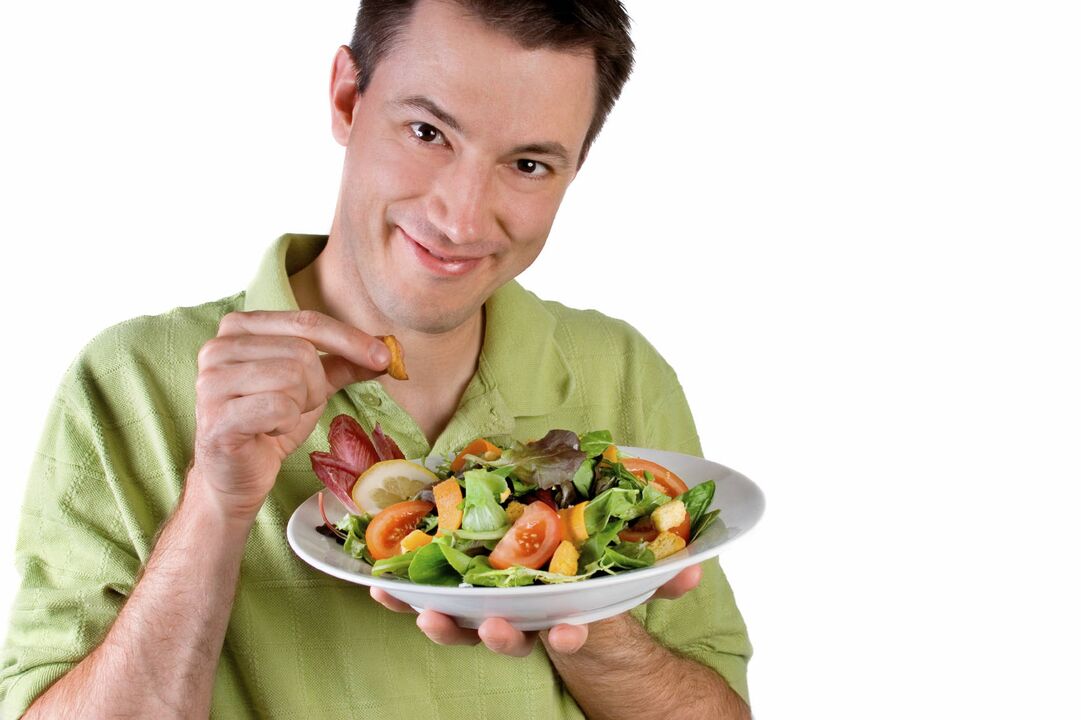 男人吃蔬菜沙拉的效力