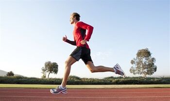跑步是一种极好的锻炼方式，可以提高一个人的能力。