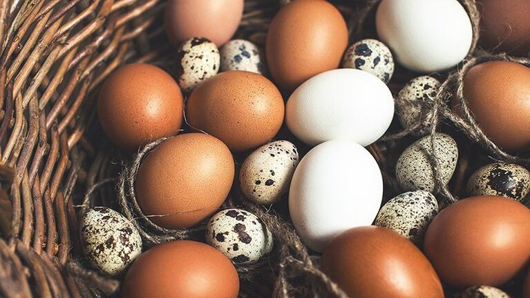 鹌鹑蛋和鸡蛋应该添加到男性的饮食中以保持效力。